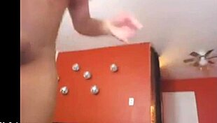 Ουφ, νεαρή 18+ κουνάω τον μεγάλο μου κώλο στην κάμερα...