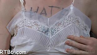 Taskmaster bestraft Babe mit schlampigem Blasen und intensivem Ficken.