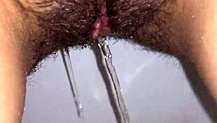 Hubená bruneta čurá do kalhotek během sprchy a scén na záchodě