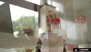 Perawat Cantik Shalina Devine Bantu Donor Sperma Kantor Dengan Aksi DP Gila Di Kerja