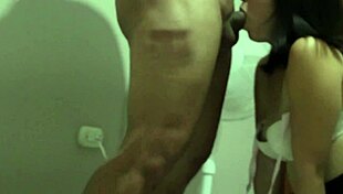 Mi hermanastra sumisa esperando que la coja en 4, que rico cogemos todos los dias