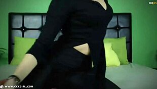 zeira muslim fingering her pussy on webcam