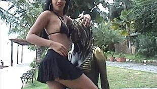 Parei o carro na rodovia e dei a buceta sem camisinha numa barraquinha, getting fucked outdoors with cumshot