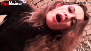 Tři německé amatérky dominují mužským sex otrokům v hardcore akci