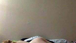 Cute camgirl getting anal fun with her boyfriend.