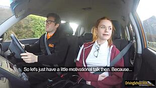 Roșcată Ella Hughes înghite încărcătură masivă de spermă fierbinte în aer liber