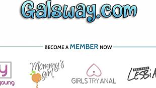 Scarlit Scandal και Nickey Huntsman βουτούν σε έντονο γλείψιμο πουτσούλας.