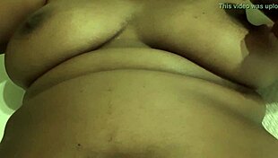 Splashy human with longish black hair and smelly alpha farts climbs on table, pulls a loud sex toy and uses it to orgasm