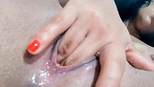 熱いコロンビア美女がクリーミーなマンコを激しく犯して潮吹き