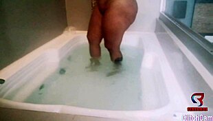 बड़े टिट्स और टैटू वाली लड़की टॉयज के साथ रफ प्ले के लिए भीख मांगती है