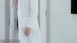 Рейчъл Кавали хваната да си пръсти на работа от шокиран колега