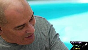 Adolescenta de 18+ îi suge pula bunicului bătrân