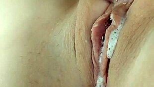 ワオ、クリ舐めとマンコ食いで彼女がオーガズムで爆発！極端なクローズアップ。