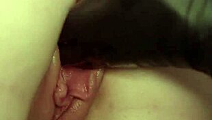 Sono così eccitata a guardare la rossa che si masturba durante il gioco anale con strap-on