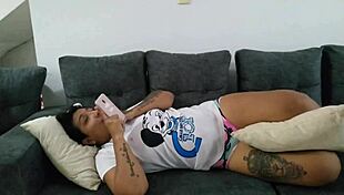 disfrutando nuestros coños húmedos ya que los hombres no sirven para nada ni para complacer a una mujer