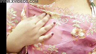 สาวเวียดนามเซ็กซี่โชว์นมสวยในชุดเมดหญิงกล้าหาญให้ทุกคนดู