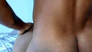 mi hermanastra juega con su rico coño