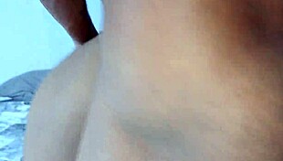 mi hermanastra juega con su rico coño