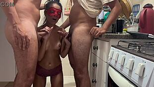 Sendo Fudida Por 2 Na Cozinha