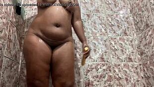 Morena shakes her ass deliciously during sex with ebony babe