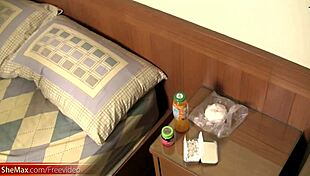 ladyboy ง่วงนอนที่มีหัวนมบวมล่อกล้อง