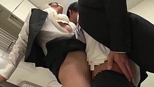 큰 가슴 OL이 동료들 유혹해, 파트 2