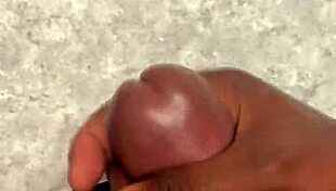 Голям кумшот покрива плота в банята ми