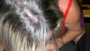 Levei uma mamada no carro e chupei a greluda de agradecimento