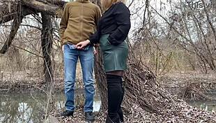 Hej, stiskam mačehi debelo ritko v tej usnjeni krili, preden mi pomaga pisati zunaj!