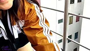 Vecinos mirones follando a mi hermanastro en el balc�n con blowjob y doggystyle