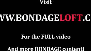 BDSM-Sub spritzt hart in rauem Trio vor Fisting