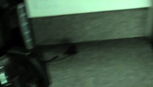 Nie mogę uwierzyć, że pieprzę ciasną dupę mojej młodej siostry