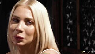 Juego lesbo simple se convierte en trío grupal salvaje