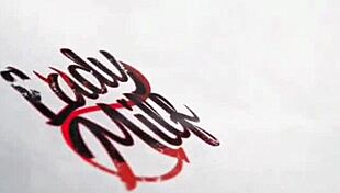 Brunetka laska moczy wielkiego kutasa po oporze