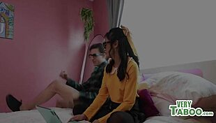 พี่น้องต่างแม่เนิร์ดจุดประกายการแข่งขันสนุกสนานในเรื่องเซ็กส์