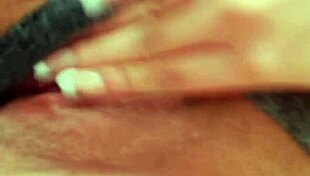 zorra gets wet and sends video to her boyfriend, teasing with shaved pussy