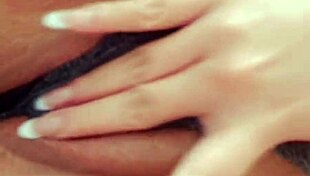 zorra gets wet and sends video to her boyfriend, teasing with shaved pussy