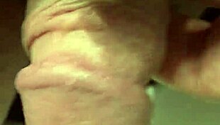 バスルームで大きなチンポを弄ぶ