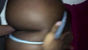 Ebony çift köpek pozisyonu eğlencesi için eğiliyor