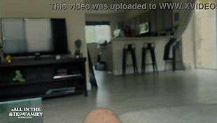 Кръшна блондинка милф заварена майка се навежда за дълбоко гърло и интензивно действие в дива сесия.