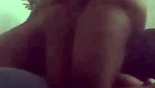 milf magrinha linda com bunda grande sente prazer fodendo no sofá com igor monstro carioca