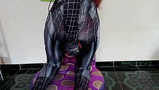 cosplay spider girl masturbandose y llegan a cogersela por el culo?