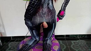 cosplay spider girl masturbandose y llegan a cogersela por el culo?