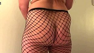 Prava žena Ema trese svoju veliku guzu u donjem rublju i masturbira sa kurvinskim osećajem savijena