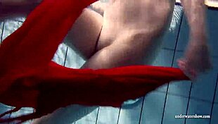 Russa Lucie Vai Subaquática para uma Natação Sexy na Piscina