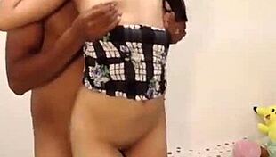 Oye, ¿estás listo para follar a esta morena colombiana flaquita caliente ahora?