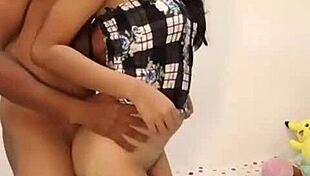 Oye, ¿estás listo para follar a esta morena colombiana flaquita caliente ahora?