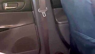 grabo a mi amiga mientras hace webcam en su coche