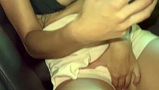 grabo a mi amiga mientras hace webcam en su coche