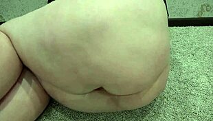 Close-up intens al găurilor supuse ale milf-urilor mature grase